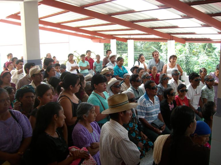 A photo of Cataract patients together with their family members during a volunteer work of Dr. Landmann in Guatemala.